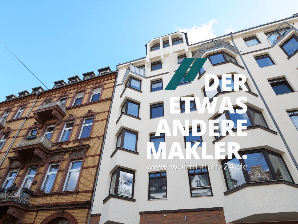 Über den Stadtdächern mit zwei Balkonen