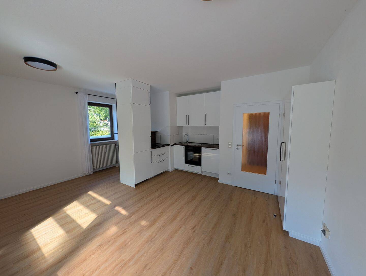 Erstbezug nach Renovierung: helle 1,5-Zimmer-Wohnung mit großer West-Dachterrasse in München-Solln – München – Vorschaubild 4