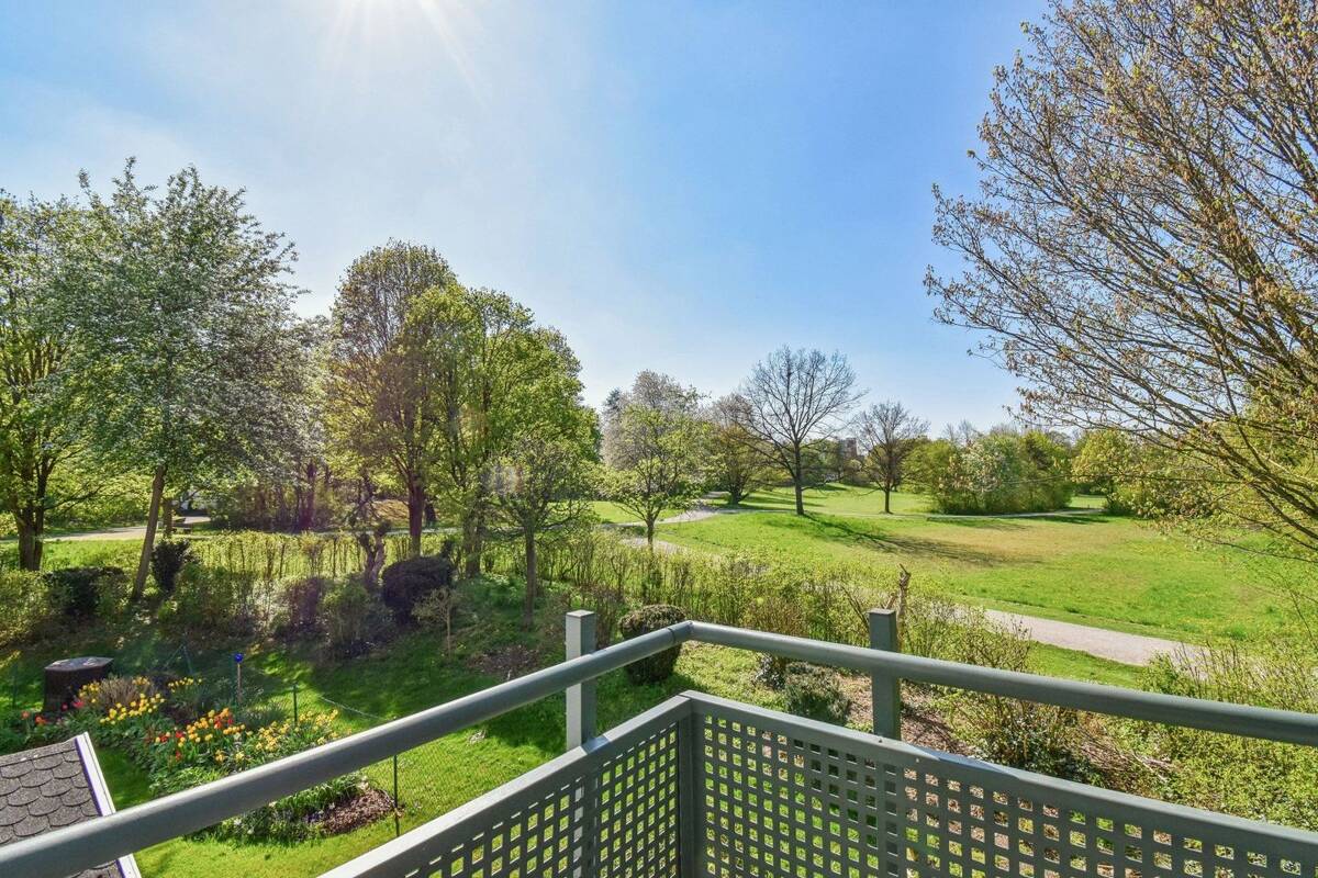 Wohnen direkt am Park: Ruhige 2-Zimmer-Wohnung in der Gartenstadt Trudering – 81825 München – Bild 1 von 9