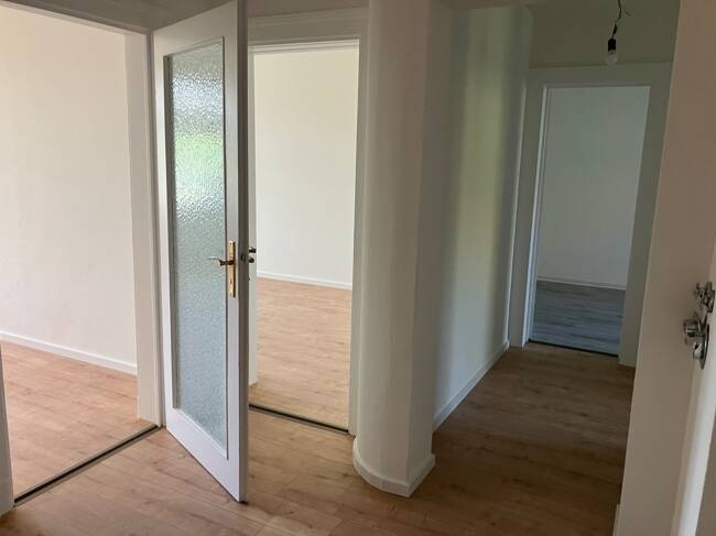Mockau, frisch renovierte 2 Zimmer-Wohnung, Tageslichtbad mit Wanne im 1. OG, Laminat – Leipzig – Vorschaubild 5