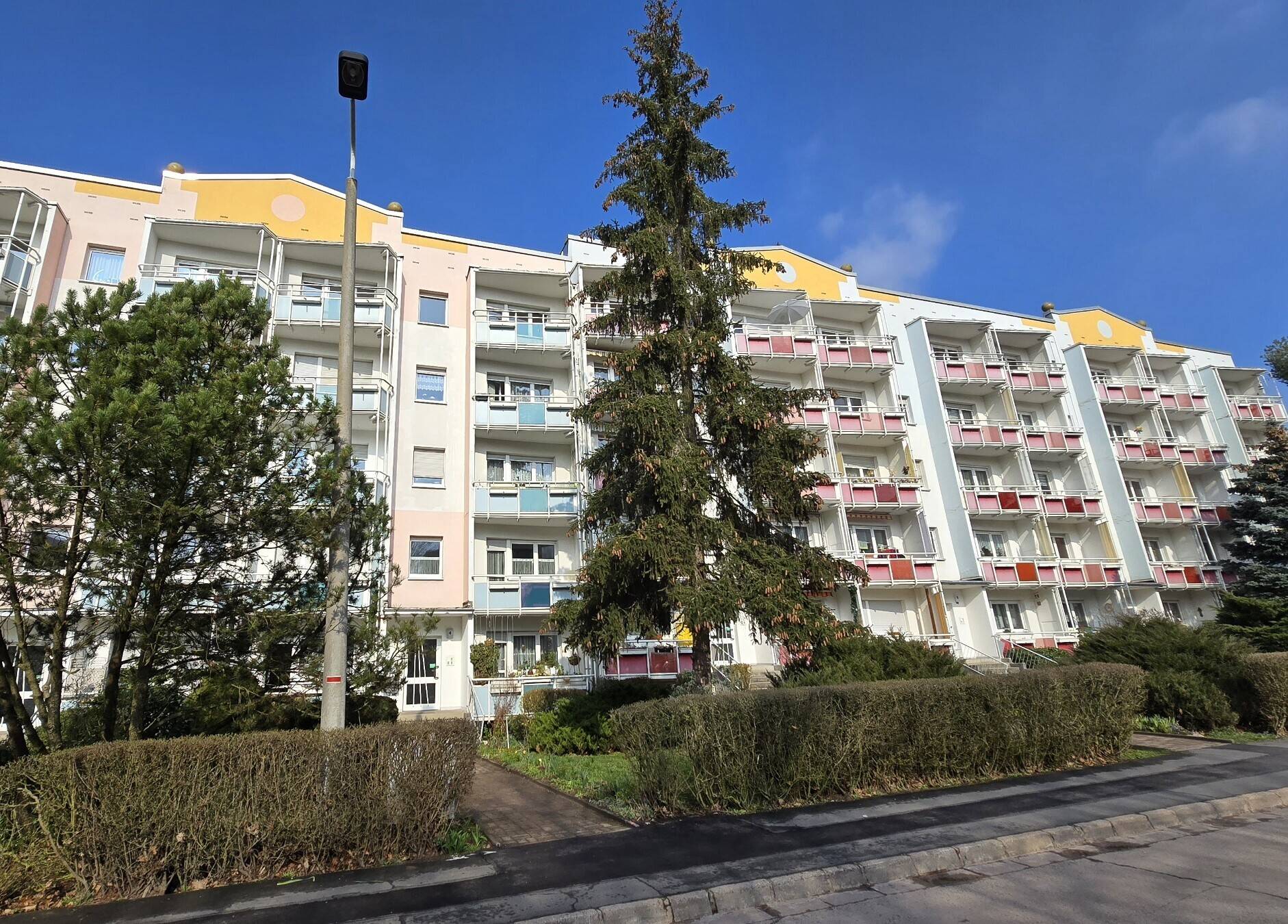 Top sanierte 2-Zimmer Wohnung im 2. Obergeschoss mit neuer Einbauküche