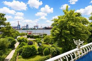 Exklusiver Altbau mit vollem Elbblick: 3-Zimmer Wohnung in Bestlage von Hamburg-Övelgönne