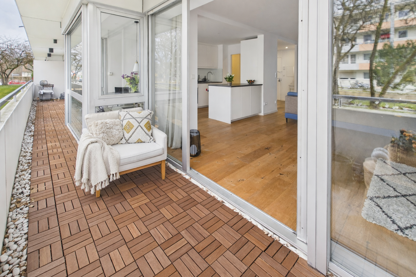 Top-Lage, Top-Ausstattung: 3 Zimmer mit Pool, Sauna & Balkon – München – Vorschaubild 9