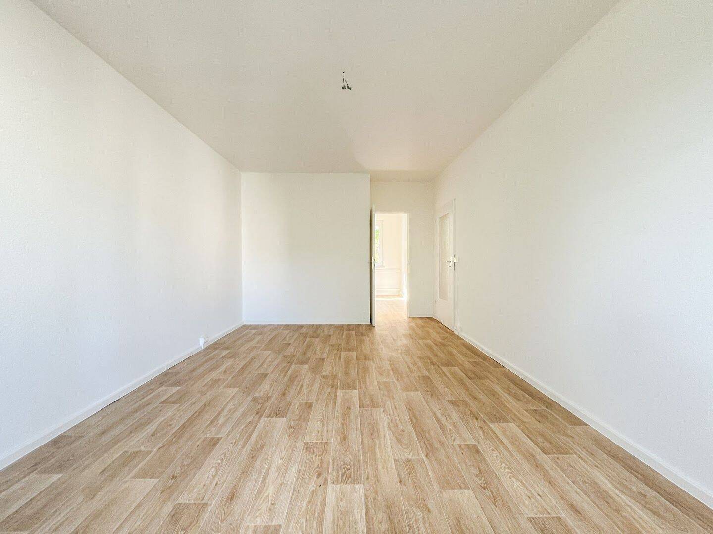 Helle Wohnung mit Balkon und frischer Renovierung – Chemnitz – Vorschaubild 5