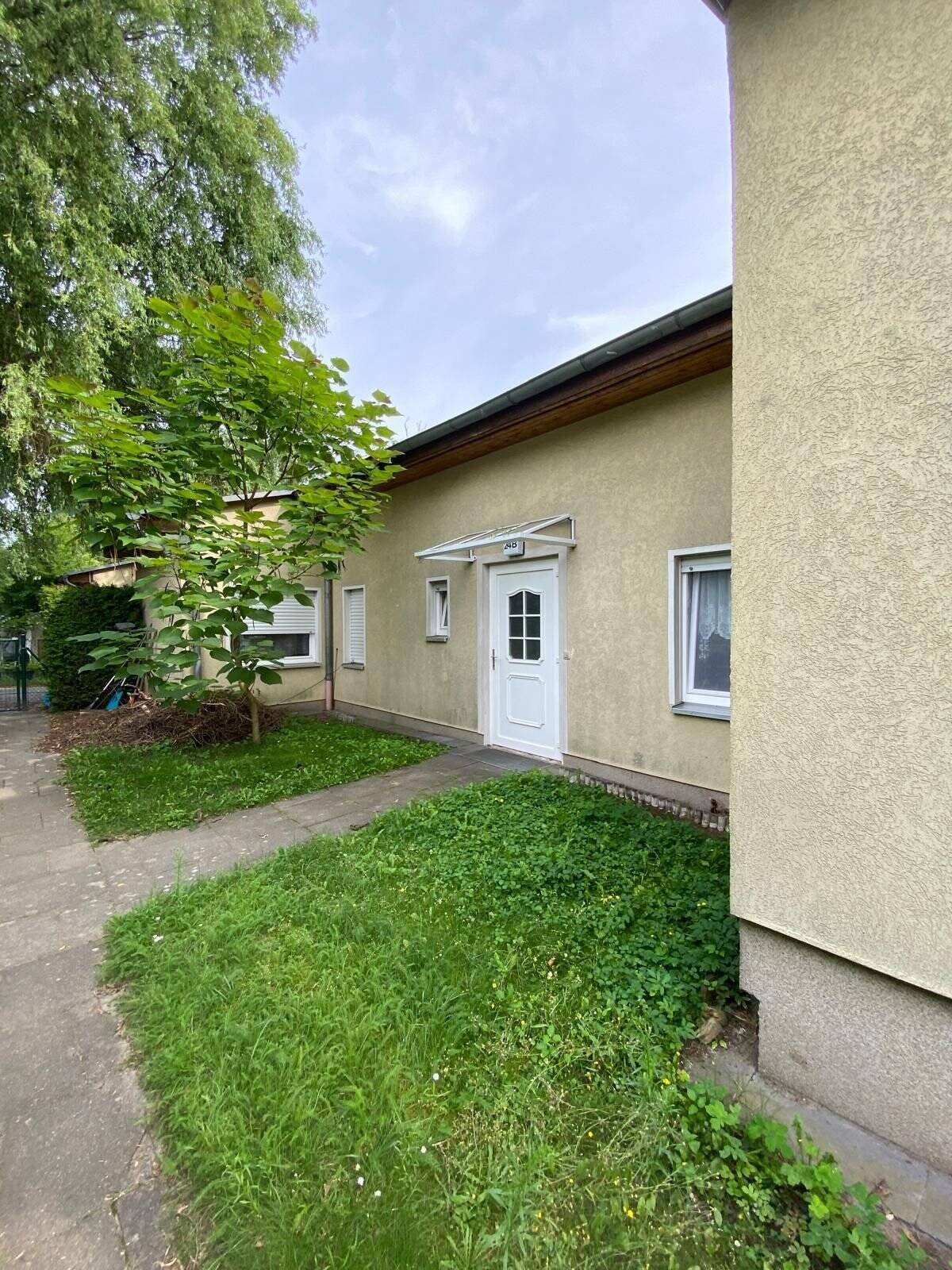 100 m² großes Reihenhaus in Falkensee, nahe Potsdam + Berlin, ruhige Siedlungslage, Einfamilienhaus – Falkensee – Bild 1 von 9
