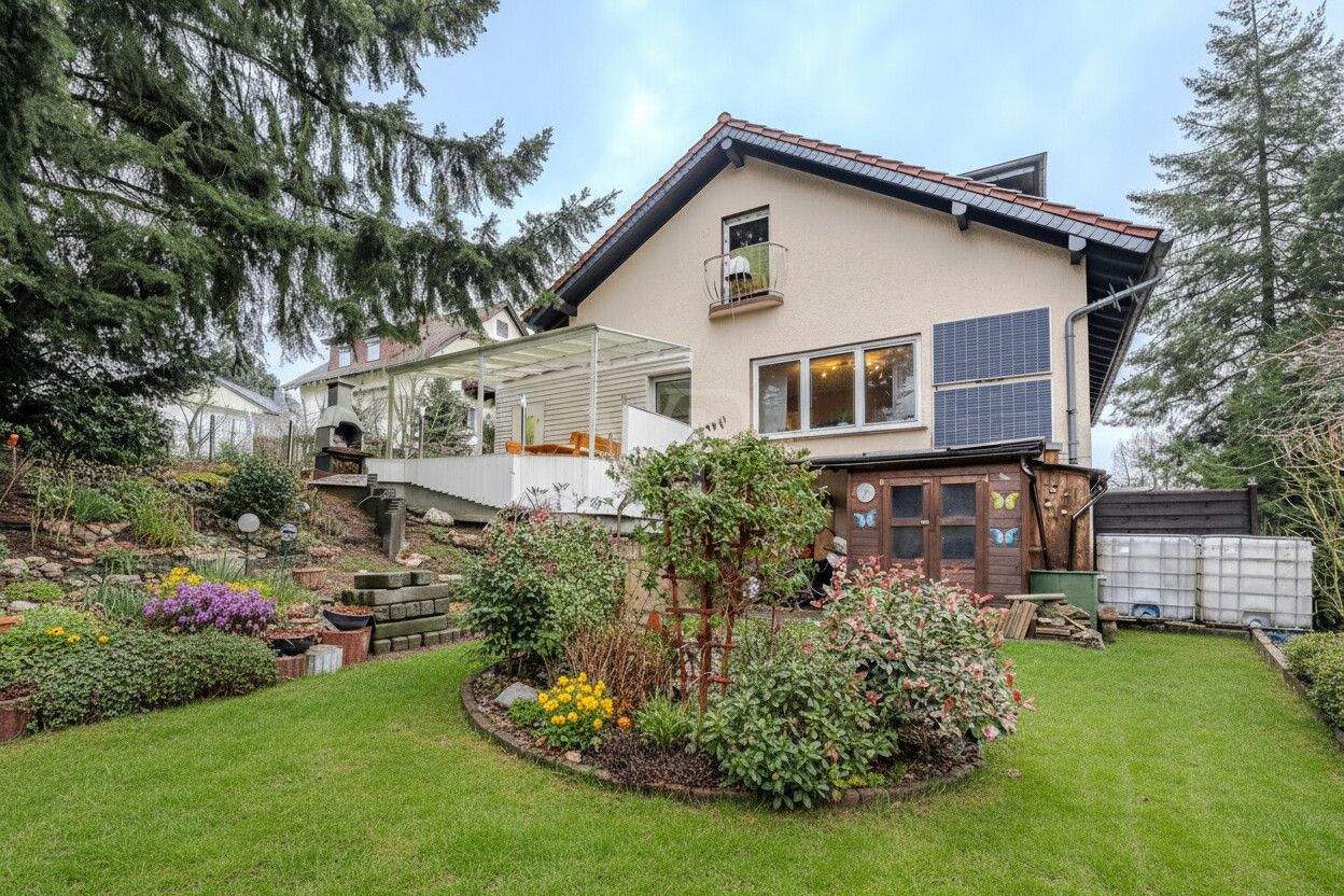 Großes Familiendomizil mit Einliegerwohnung in zentraler Lage mit Fernblick, Garten, Garage und Hof – Schmitten – Bild 1 von 9