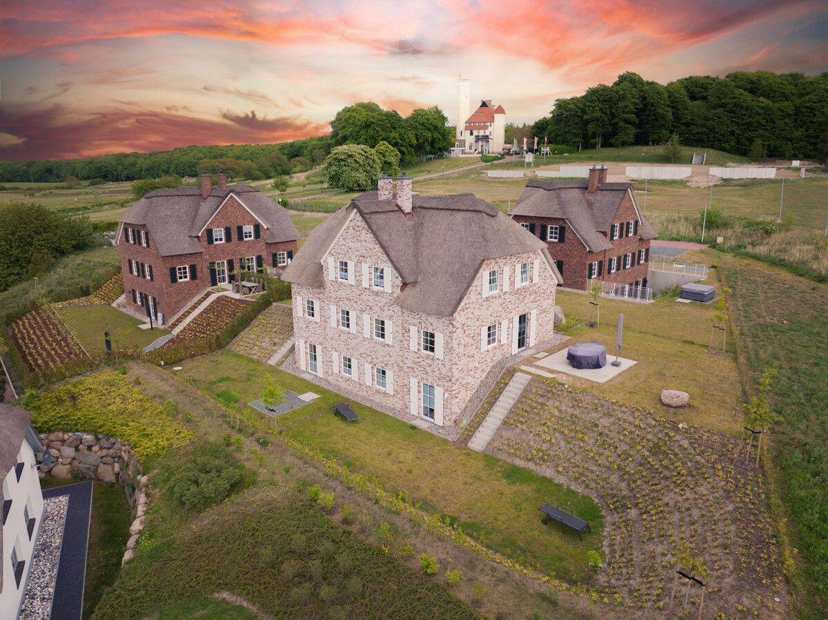 Rügen, Architektur & Meer - idyllische Lage und exklusive Ausstattung 'Reetdachvillen am Schloss'