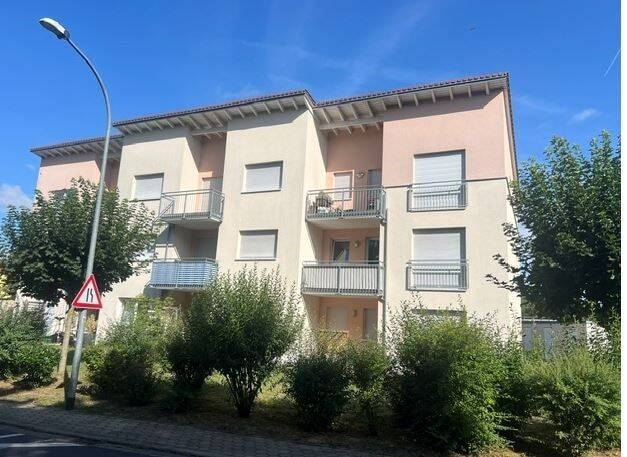 Moderne, helle 3 Zimmer-Wohnung mit Balkon, Einbauküche (Ablöse), Wfl. 80m², Abstellhaus, 1 KFZ- Stellplatz