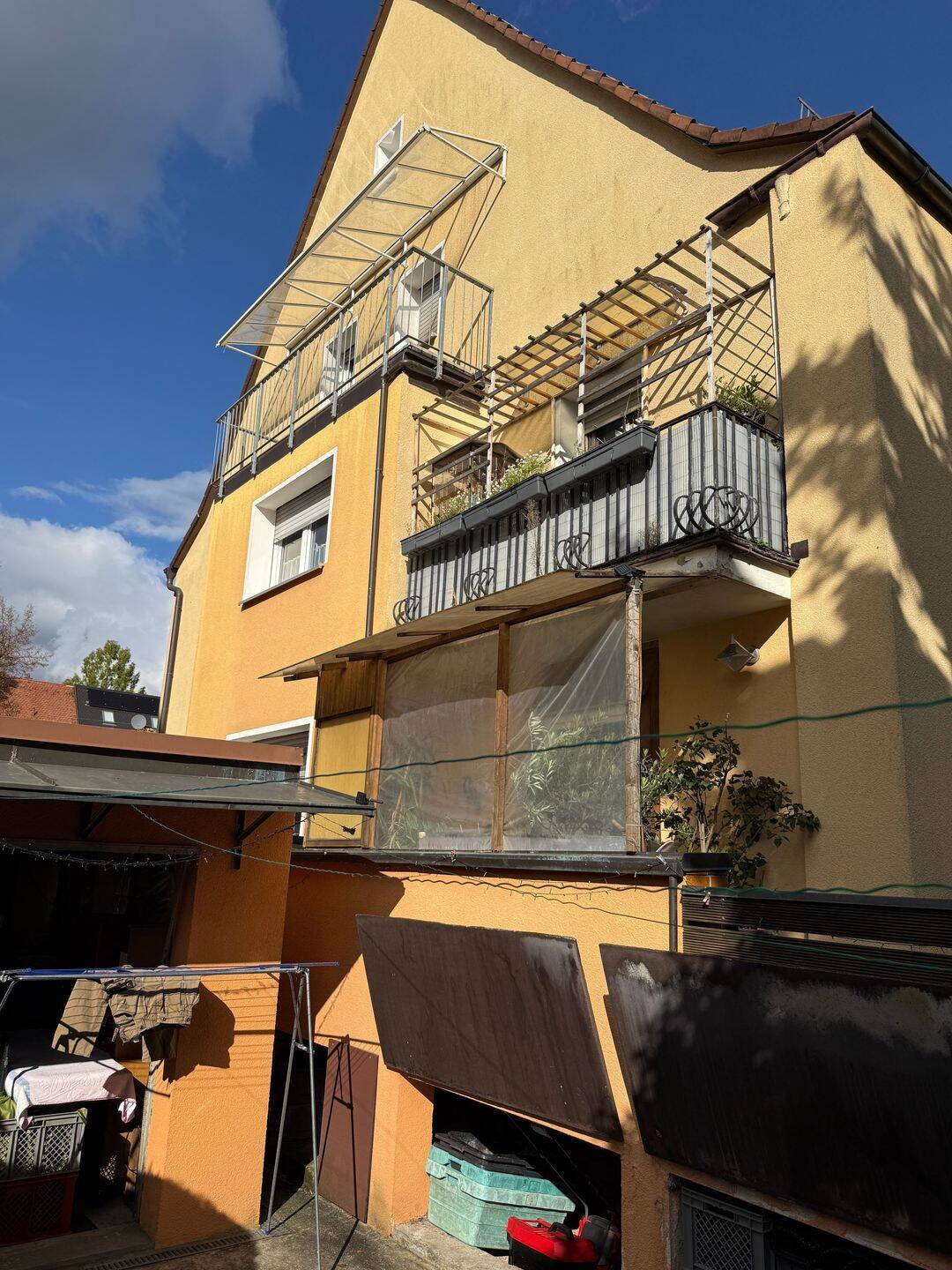 Stattlich Wohnen in Nürnberg: Wohnhaus mit Garagen und überdachter Pergola - teilweise vermietet – Nürnberg – Vorschaubild 2