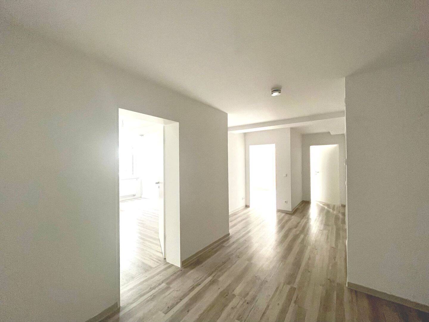 3-Zimmer-Etagenwohnung mit Westbalkon, Stellplatz und Fahrstuhl – Hannover – Vorschaubild 4