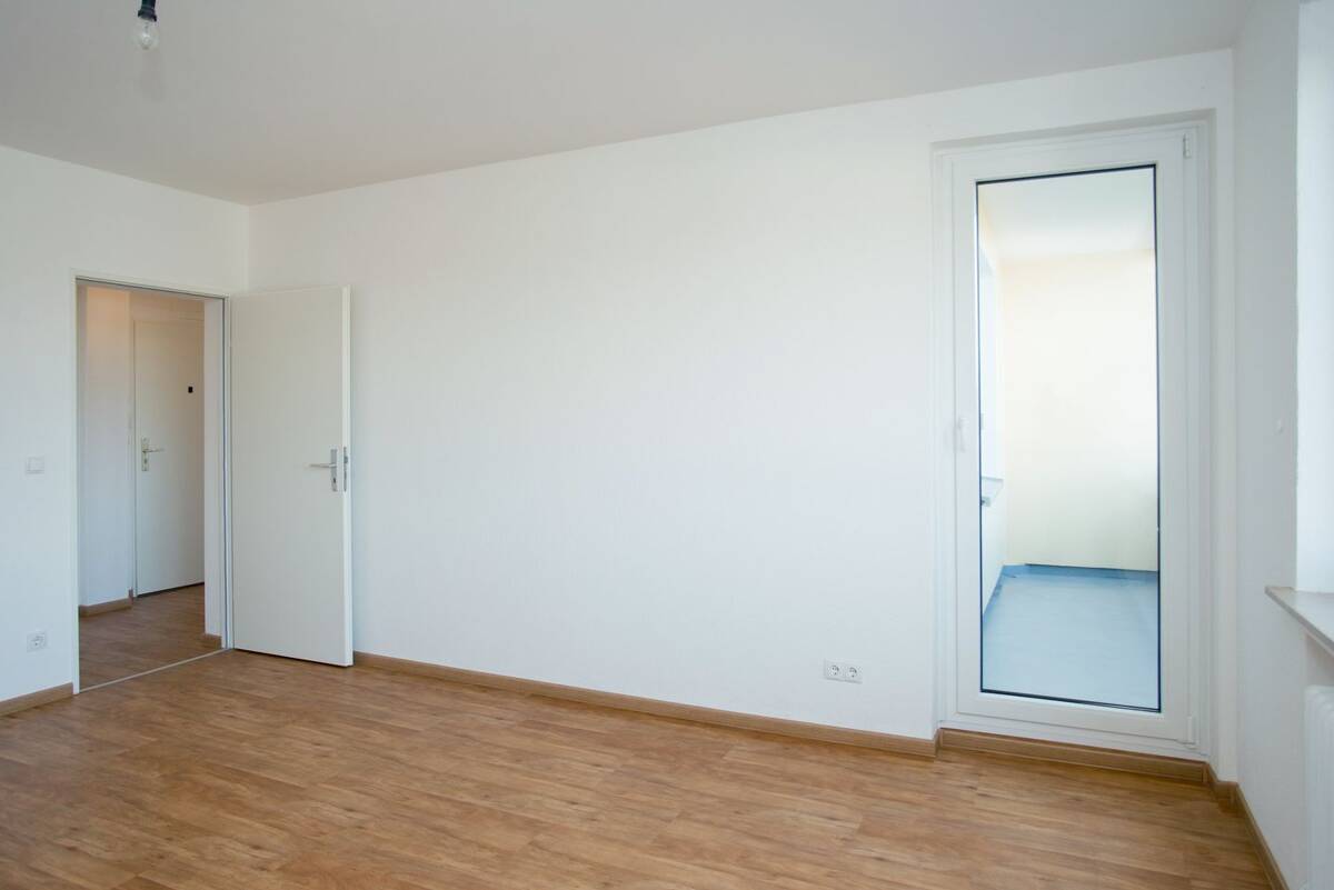 ***ERSTBEZUG NACH KOMPLETTSANIERING*** 2-Zi-Whg mit Loggia -provisonsfrei- – 28259 Bremen – Bild 1 von 9