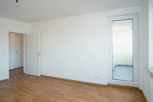 ***ERSTBEZUG NACH KOMPLETTSANIERING*** 2-Zi-Whg mit Loggia -provisonsfrei-