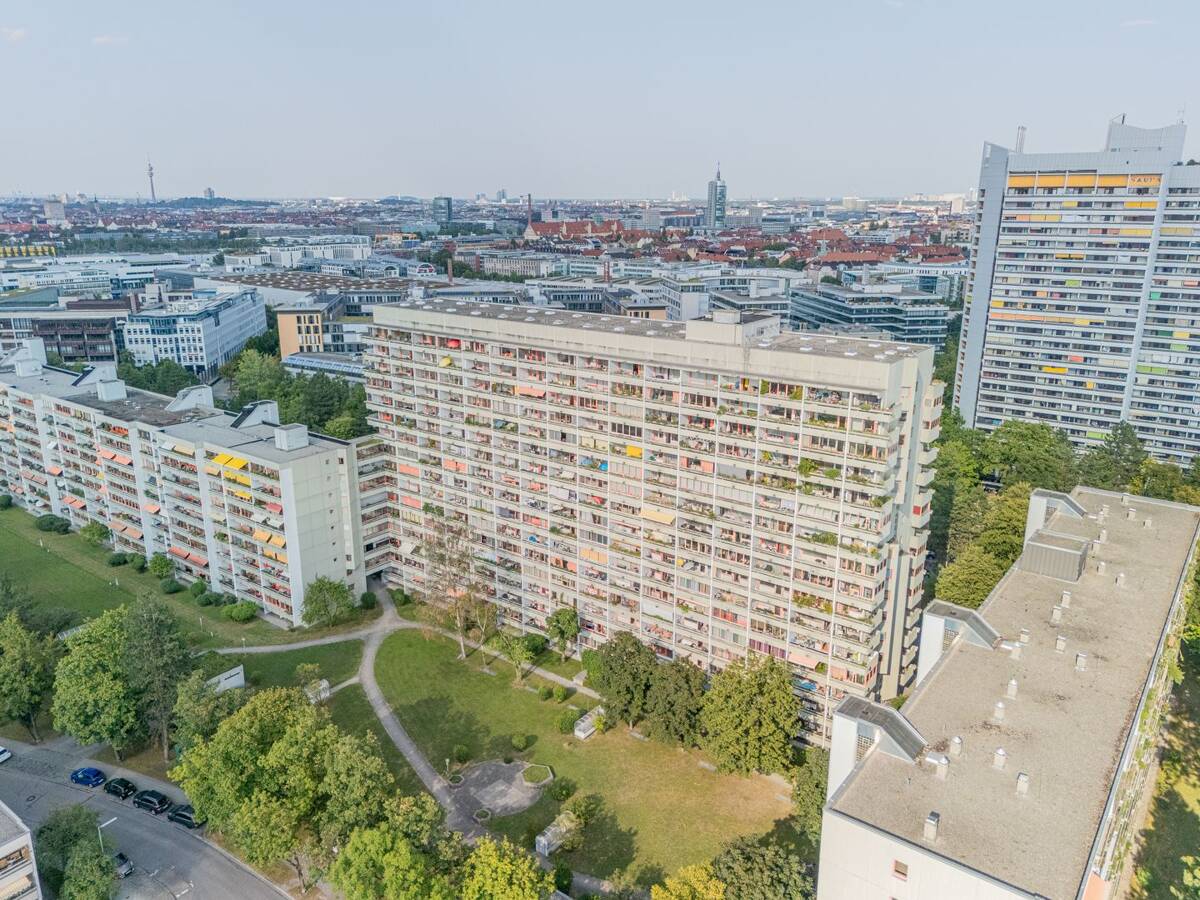 Kauf gegen Gebot / renovierungsbedürftiges Apartment im 9. OG mit Weitblick – 80687 München – Bild 1 von 9