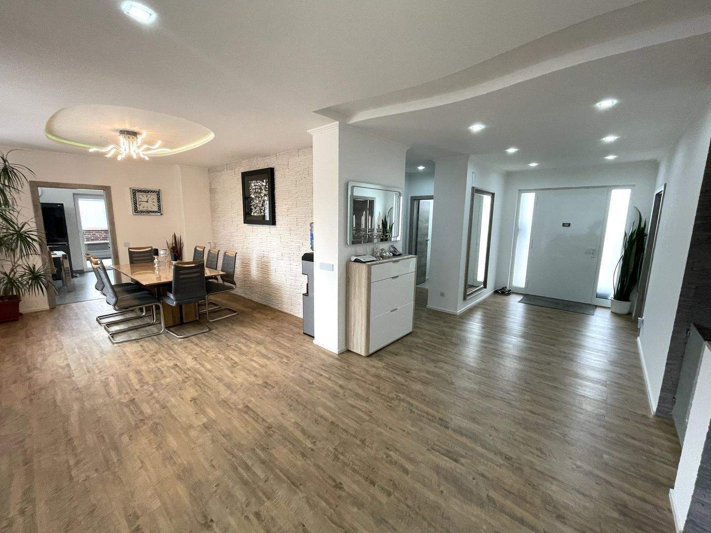 Exklusives, modernes 1-2 Familienhaus inkl. schöner EBK, hochwertige Möbel, Kamin, Sauna, 2 Terrassen, uvm.