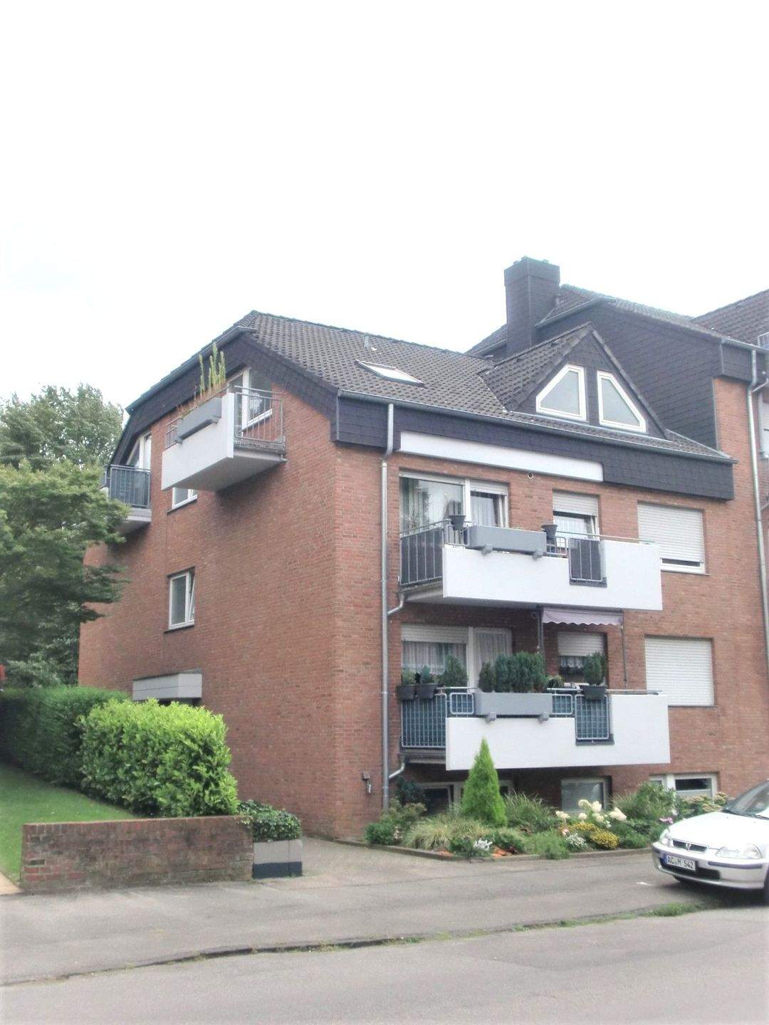 gepflegte, renovierte 2-Zimmer-Wohnung mit Balkon in perfekter Lage für Anleger – Aachen – Bild 1 von 9
