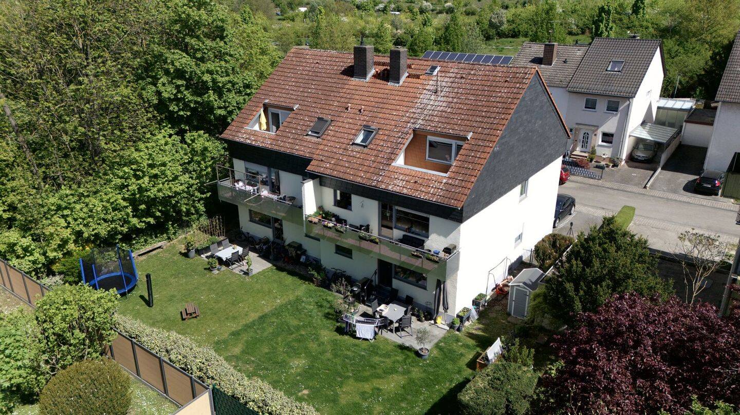 Solides, gepflegtes Sechsparteienhaus mit sieben Stellplätzen in beliebter Lage