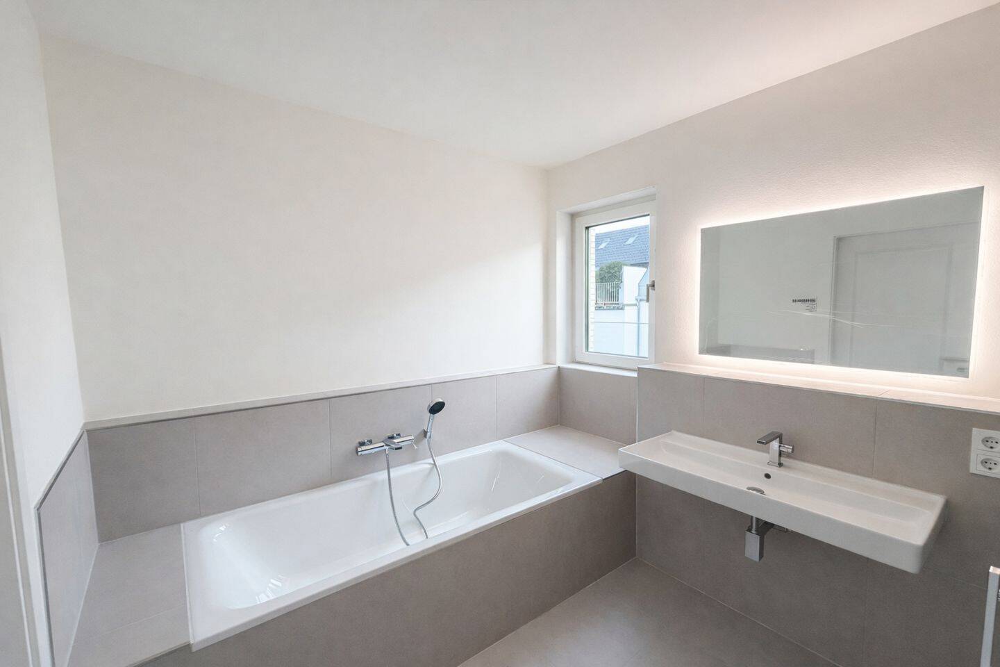 Moderne 4-Raum-Wohnung mit Südwest-Balkon – Düsseldorf – Vorschaubild 4