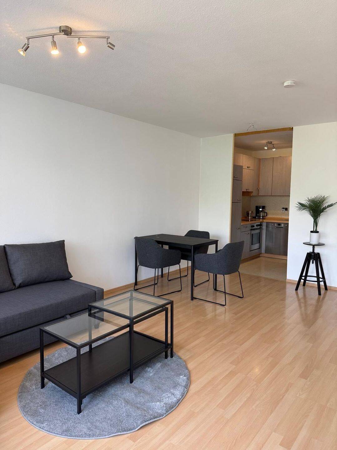 Stilvoll möblierte 2- Zimmer- Wohnung mit großem Balkon in München- Haidhausen – München – Vorschaubild 2