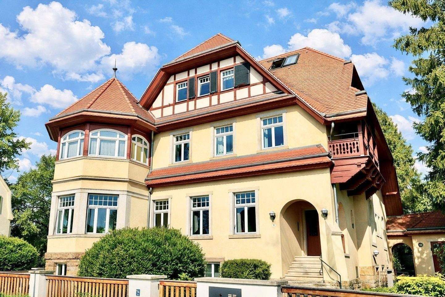 * Exklusive Wohnung in aufwendig sanierter, denkmalgeschützer Villa *