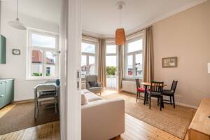 ?? Lichtdurchflutetes Unikat am Bayrischen Pltz - Sanierte 2 Zi Altbau Wohnung mit Süd-Balkon & Lift – 10825 Berlin – Vorschaubild 4