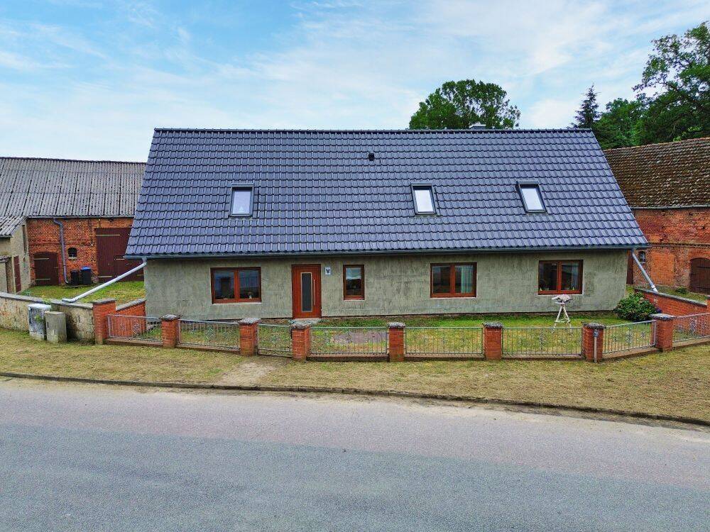 Einfamilienhaus mit Nebengebäude in ruhiger Dorflage