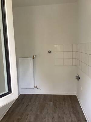 1 Grundmiete geschenkt, bei Anmietung noch für August 26! Zentral gelegen: renovierte 2 Zimmer, mit Balkon – 46045 Oberhausen – Vorschaubild 2