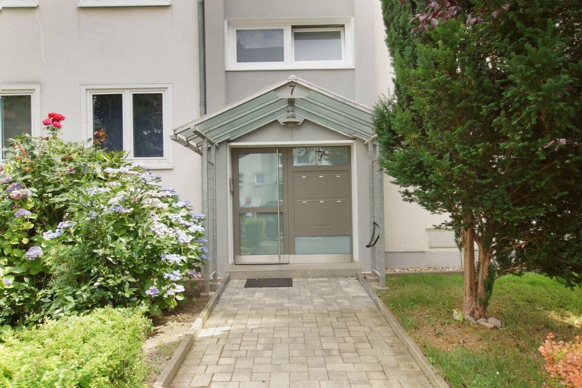 RAUMWUNDER - WUNDERSCHÖNE VIERZIMMERWOHNUNG MIT PERFEKTER AUFTEILUNG – 40627 Düsseldorf – Bild 1 von 9
