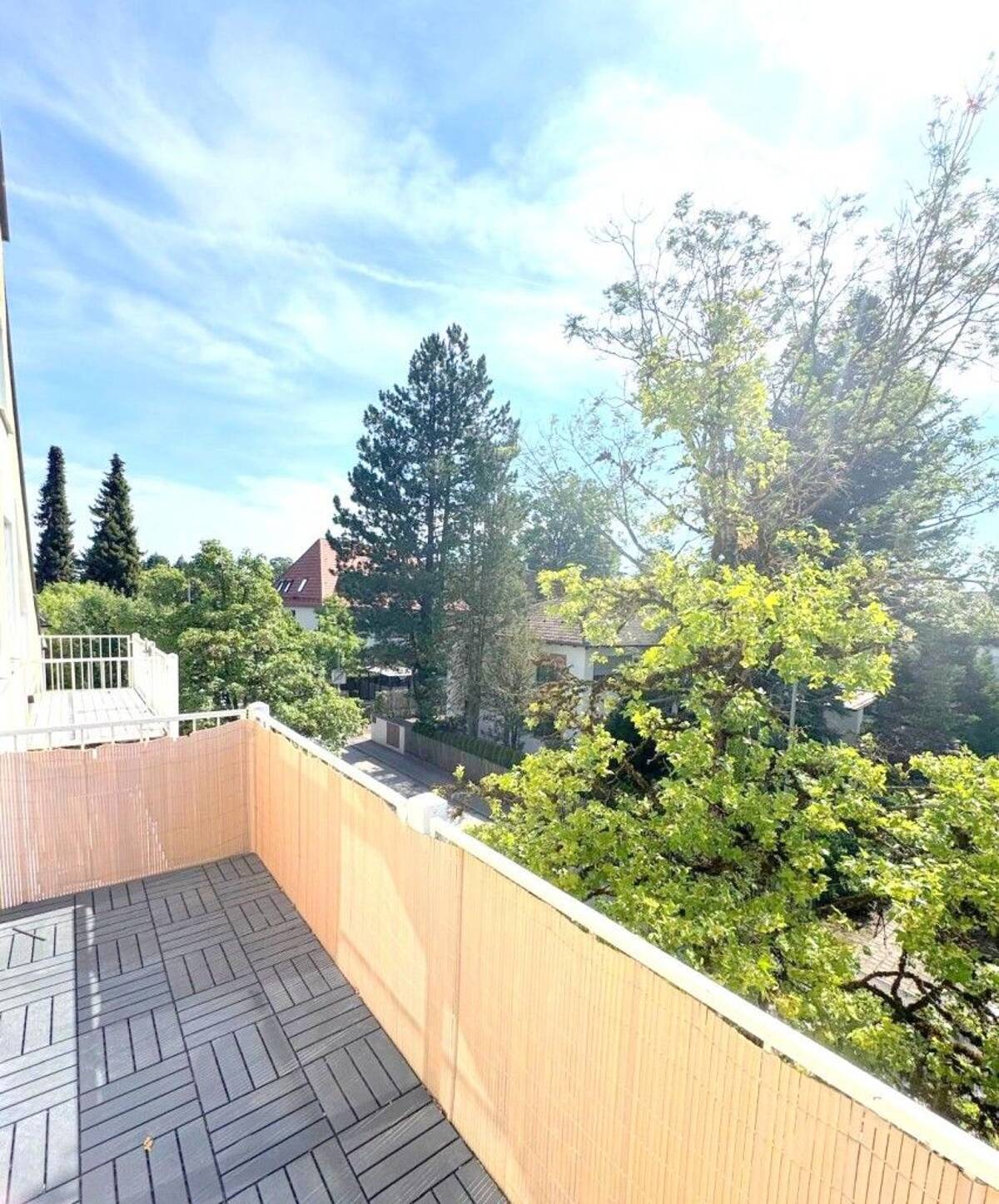 Brück Immobilien - Oberstes Stockwerk - Sehr gepflegte 1 Zi.-DG-Wohnung mit Süd/Ost-Balkon – 81827 München – Bild 1 von 6
