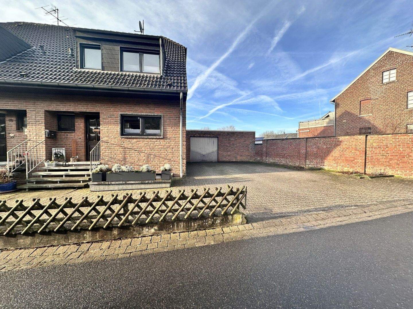 ***Entspannt leben in Lüttelforst-Schöne DHH mit kleinem Garten und großer Garage*** – Schwalmtal – Bild 1 von 9