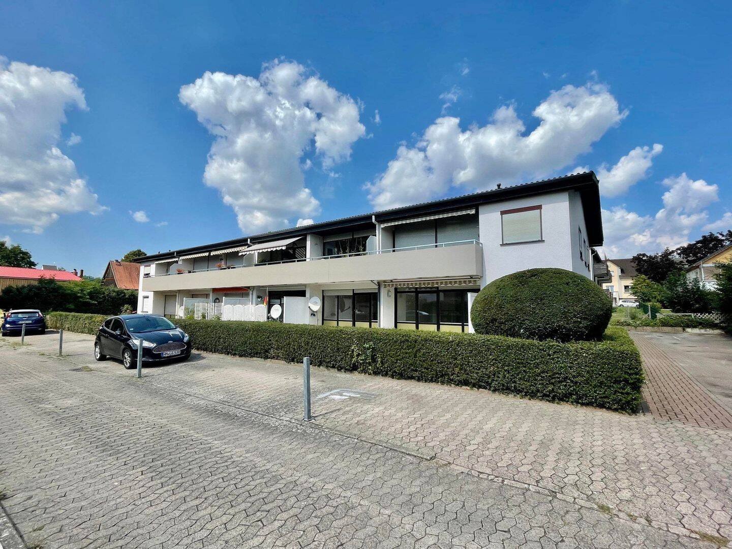 Gepflegte 3-Zimmer Eigentumswohnung mit großzügigem Grundriss, Balkon und eigener Solartechnik - ruhiges Wohnen nahe dem Kurpark