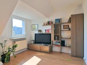 (EF1225_M) Kassel-Stadt: Fasanenhof, preiswerte möblierte Dachwohnung in einem ruhigen Haus mit Garten