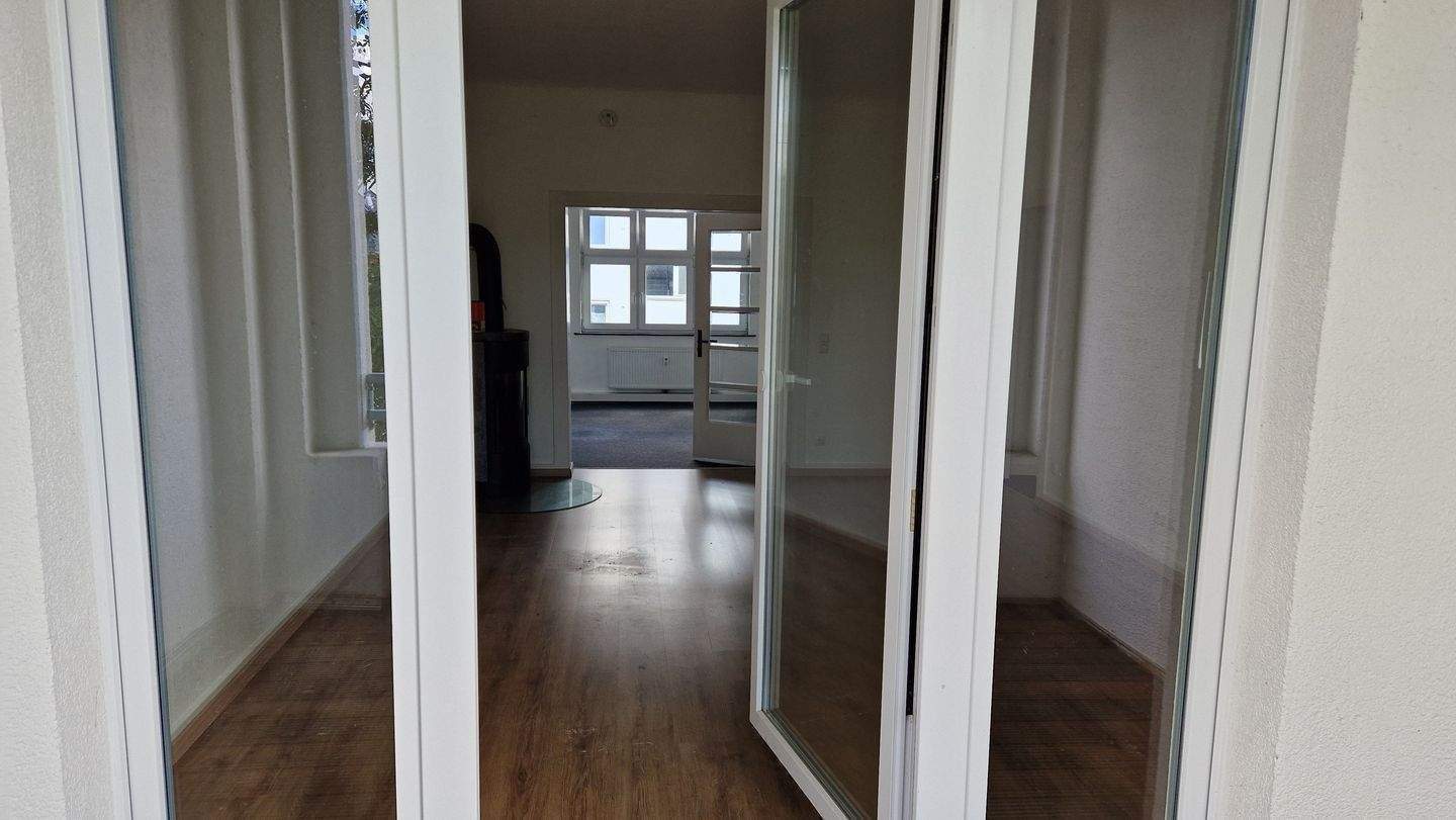 Gemütliche Wohnung mit Einbauküche und Kamin in TOP-Lage zur Brucknerallee ! Balkon vorhanden mit rückwärtigem Blick in die Gärten ! – Mönchengladbach – Vorschaubild 5