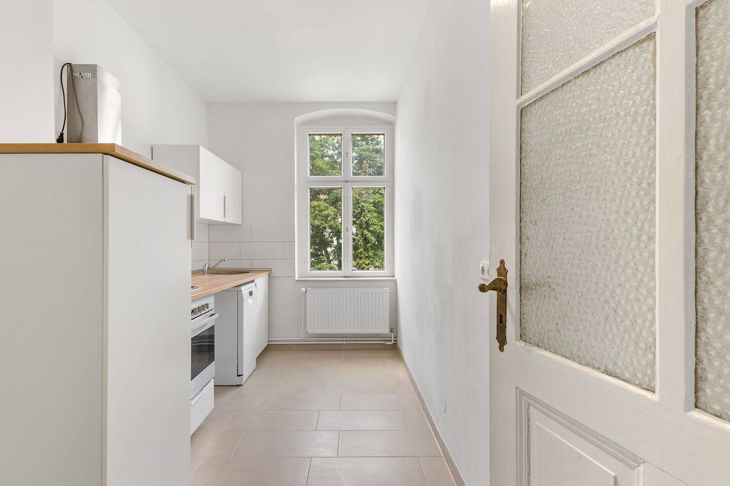 *Altbaucharme im Nöldnerkiez* Sanierte 2-Zimmer-Etagenwohnung mit Südbalkon zur sofortigen Nutzung – Berlin – Vorschaubild 3
