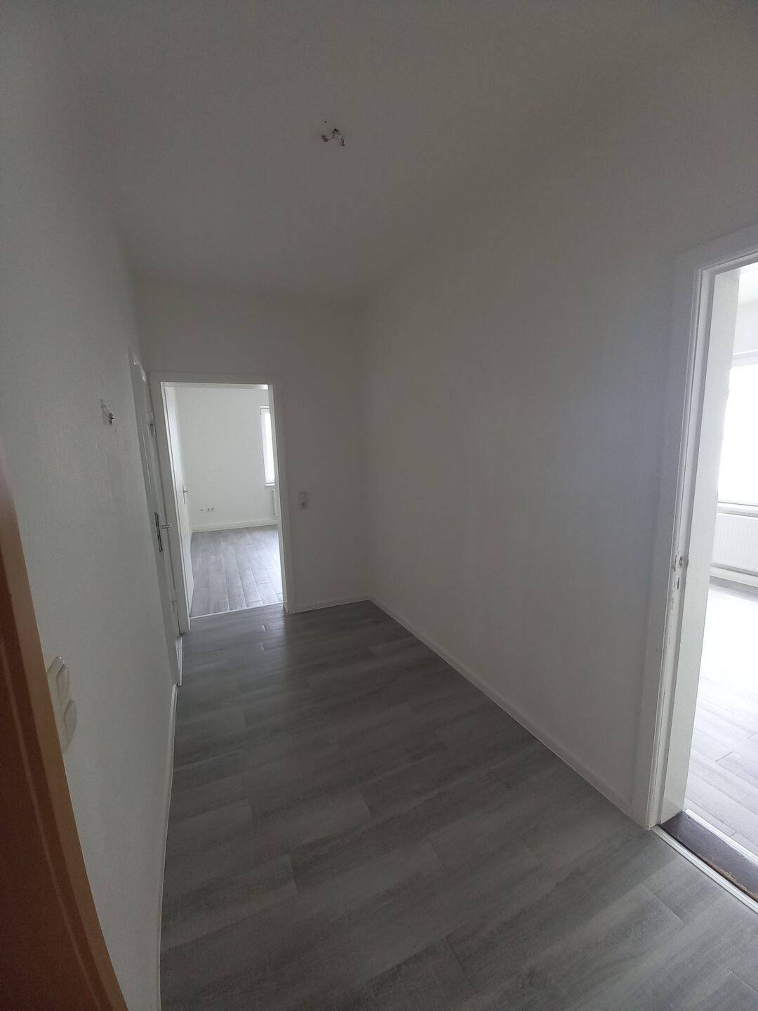 3-Raum-Wohnung mit Tageslichtbad m. Badewanne u. Dusche sowie EBK – Stralsund – Vorschaubild 2