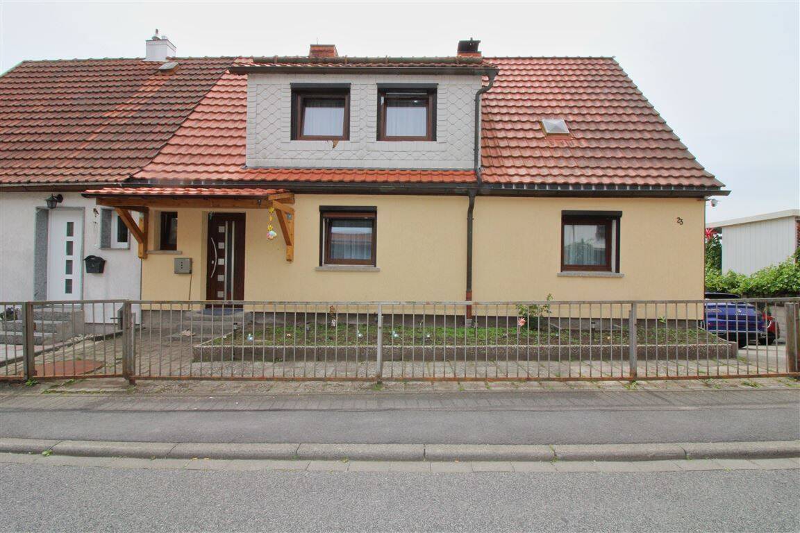 Viel erneuert, viel Platz - Doppelhaushälfte mit großem Garten, Garage & Kamin