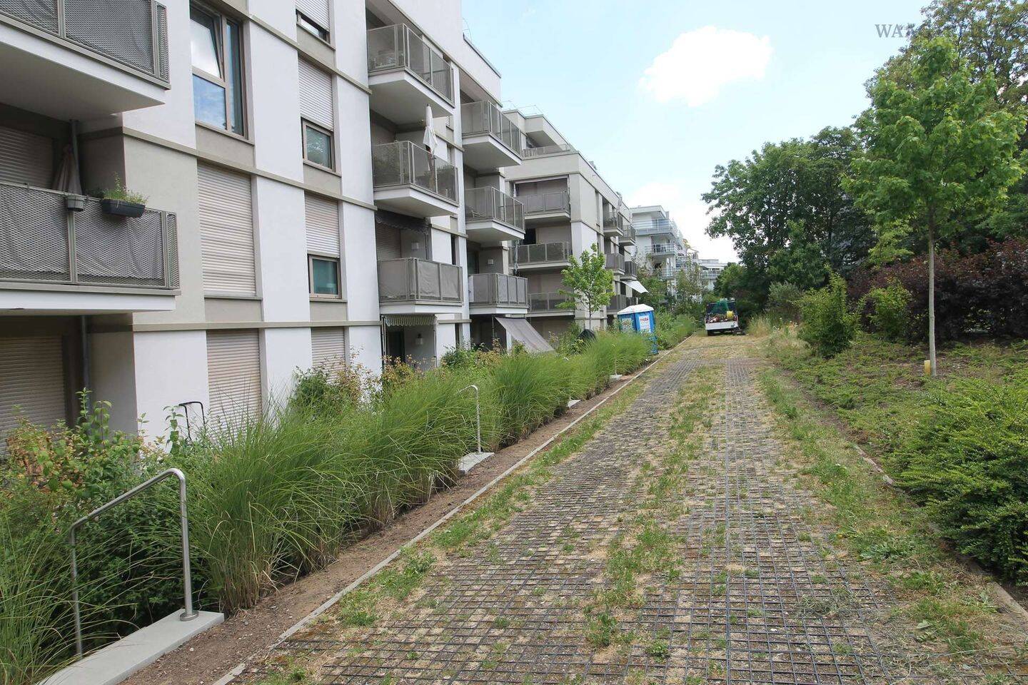 Perfkkt sanierte 3 Zi-Whg in ruhiger eleganter Wohnanlage in Wiesbaden lässt keine Wünsche offenen – Wiesbaden – Vorschaubild 2