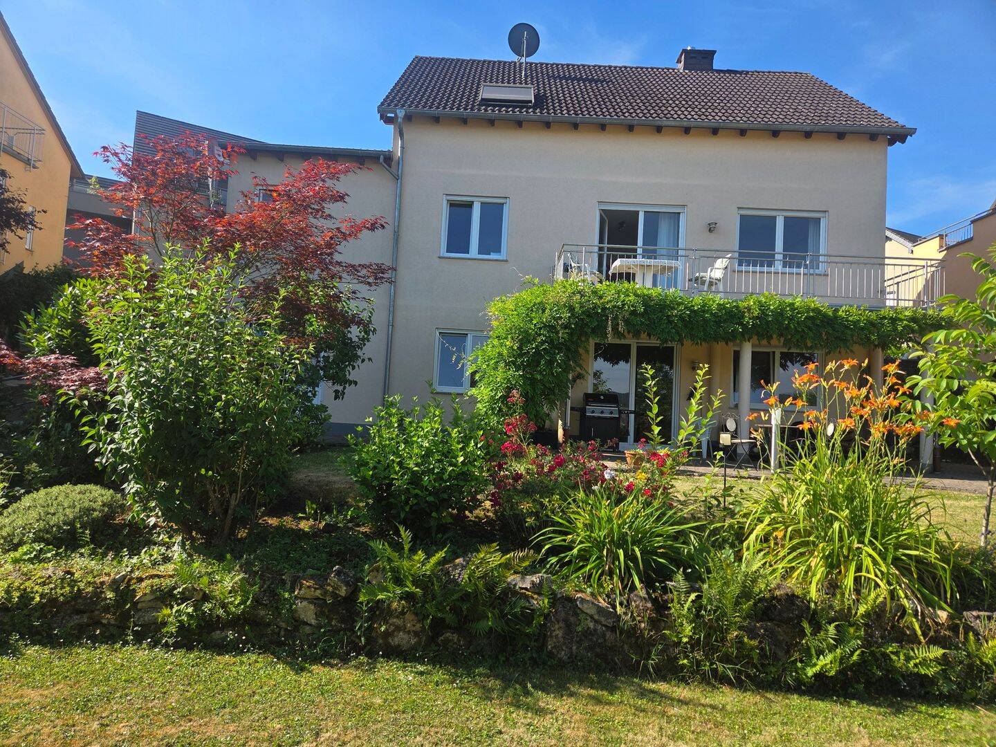 Freistehendes Einfamilien-Haus mit heller Einliegerwohnung