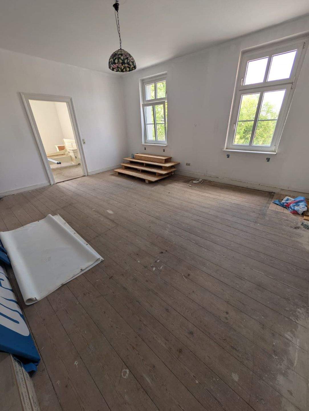 Großzügige Altbauwohnung mit Kachelöfen im historischen Bahnhof (ca. 180 m²) – Bützow – Bild 1 von 7