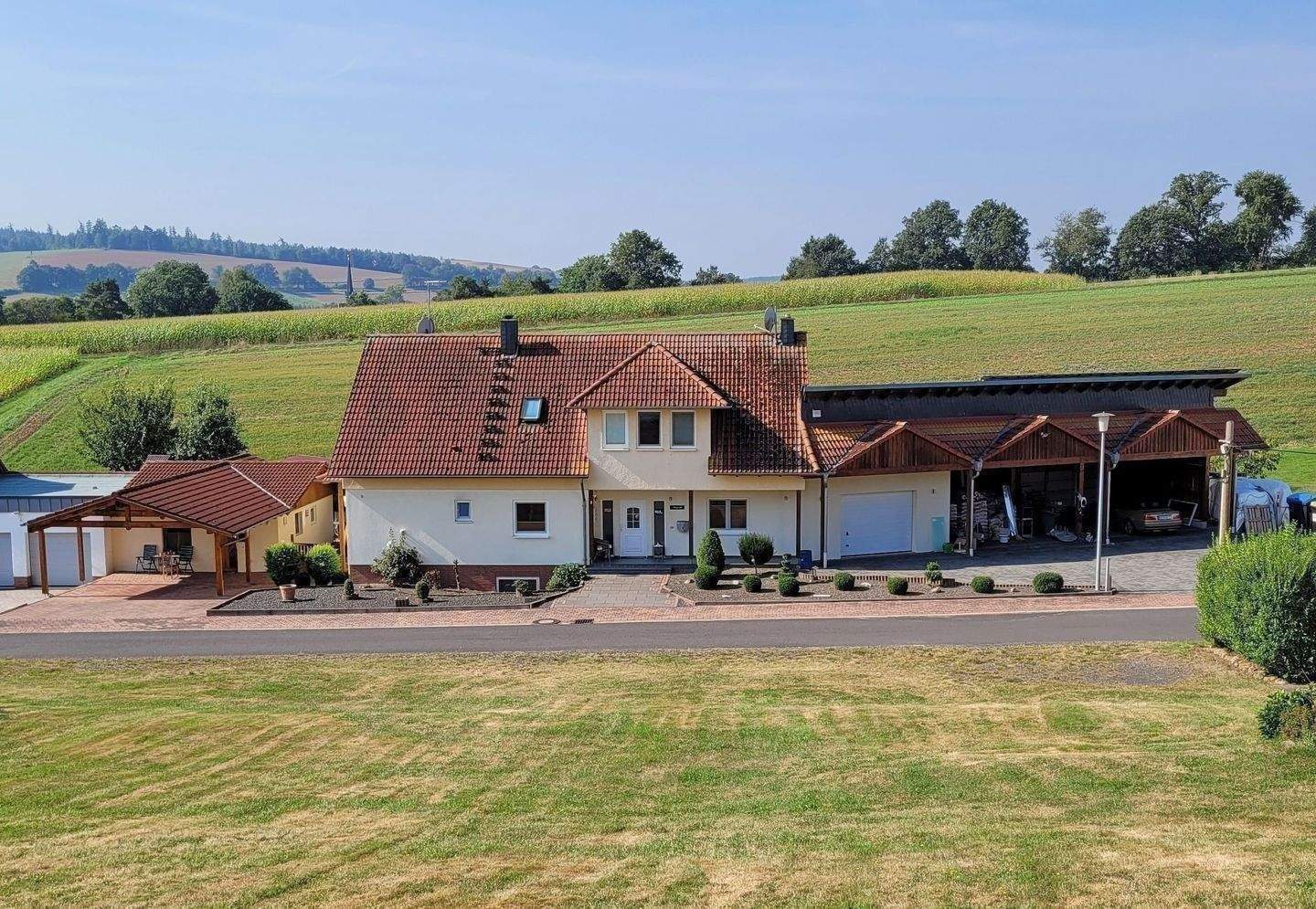 TOLLE RANDLAGE!!! Großes, modernes Wohnhaus in angenehmer Lage – Breitenbach am Herzberg – Bild 1 von 9