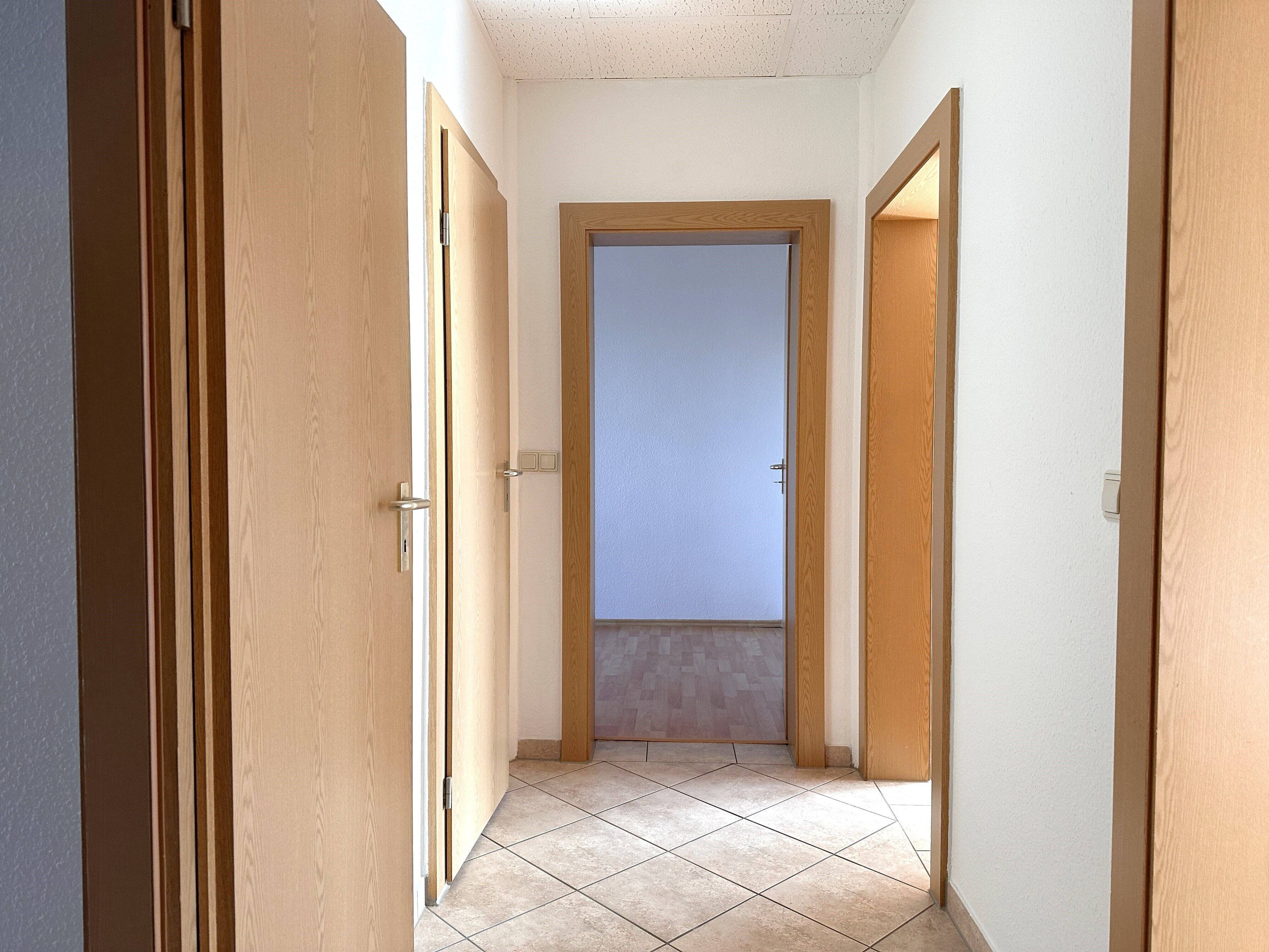Helle Wohnung mit Balkon und Blick ins Grüne - Einbauküche möglich – Chemnitz – Vorschaubild 4