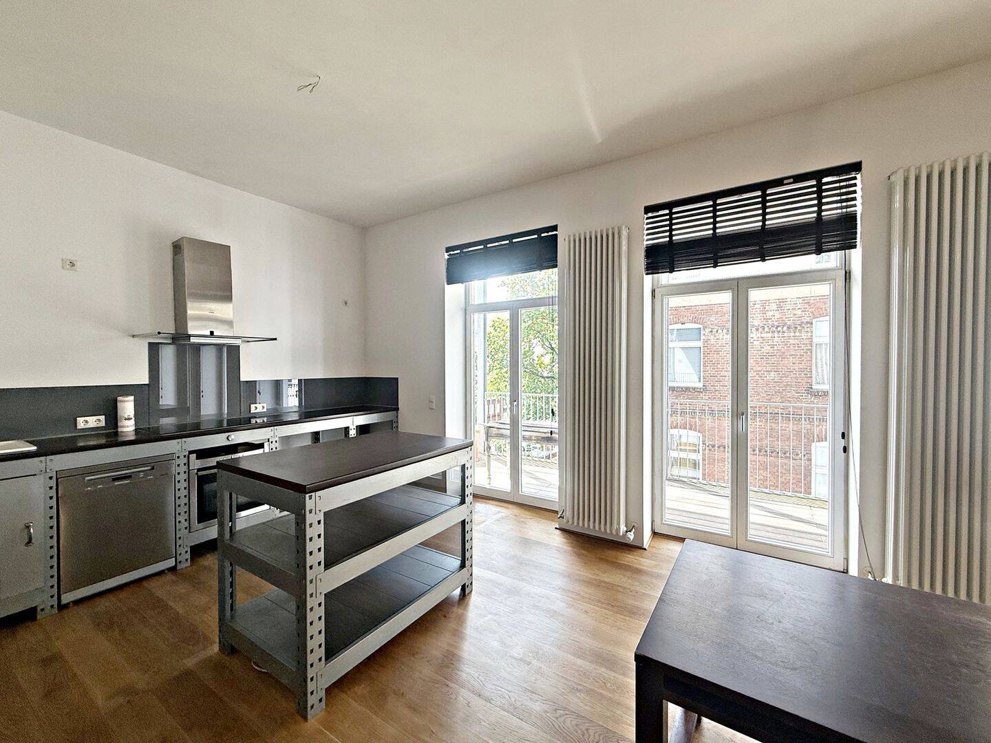 Traumhafte, sanierte Vierzimmer-Altbauwohnung mit großer Balkonterrasse – Düsseldorf – Vorschaubild 9