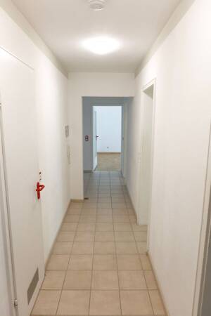 Großzügige 4,5-Zi-Whg im EG | 92 m² | 2 Balkone | Garage + Gemeinschaftsgarten - modernisiert