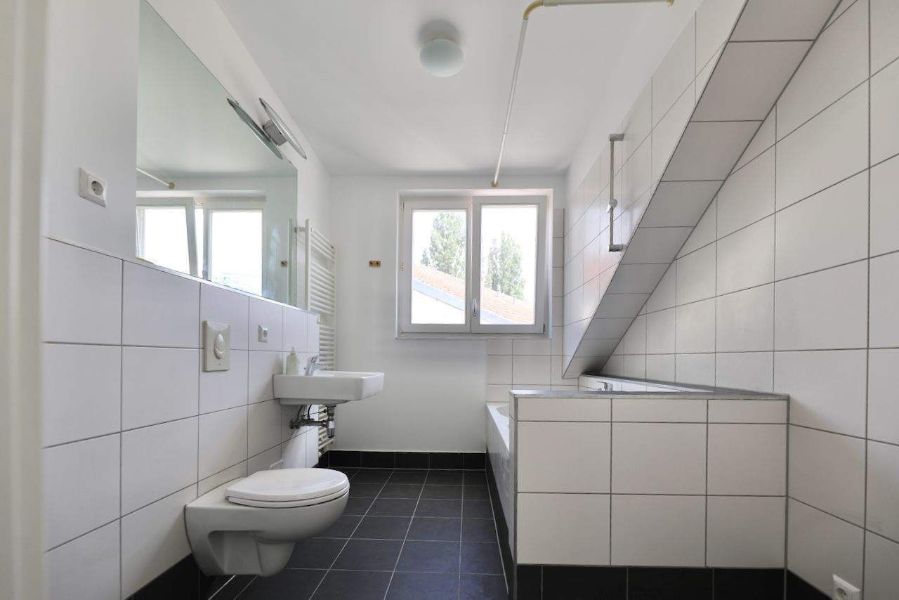 LICHTDURCHFLUTETE DACHGESCHOSSWOHNUNG MIT SONNIGER TERRASSE - OFFENE WOHNLOUNGE - ZENTRAL & RUHIG – Berlin – Vorschaubild 3