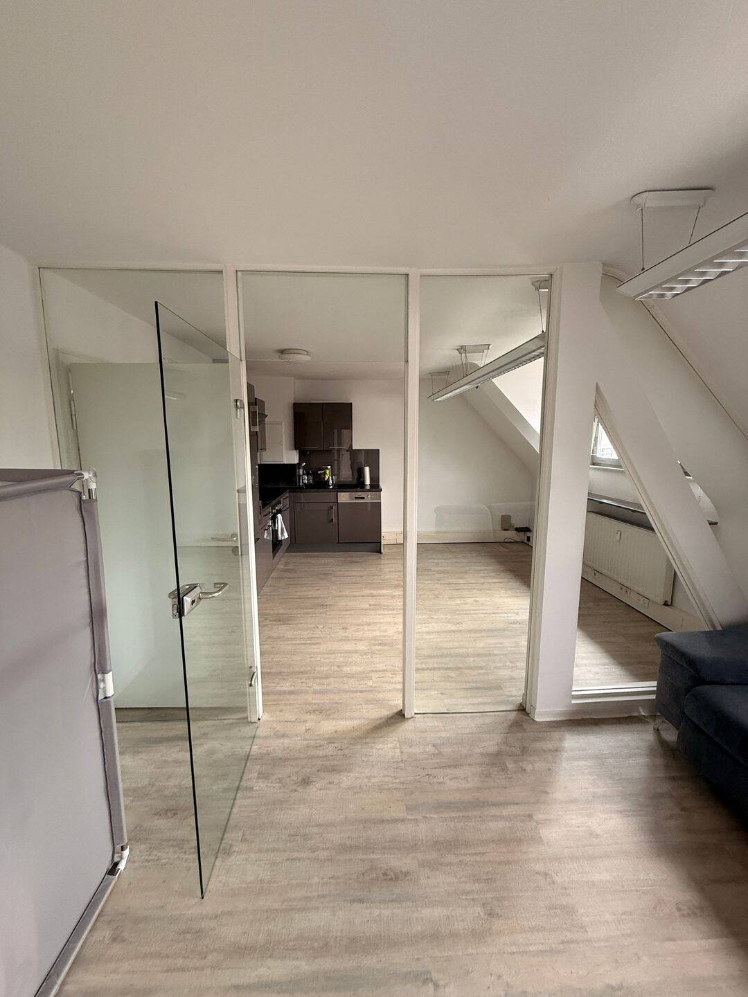 Helle Dachgeschosswohnung mit Einbauküche – Saarbrücken – Vorschaubild 3