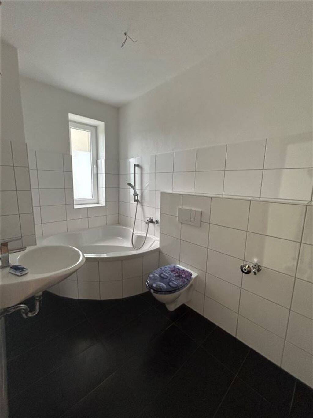 Großzügige 3-Zimmer mit Laminat, Balkon und Eckwanne in guter Lage