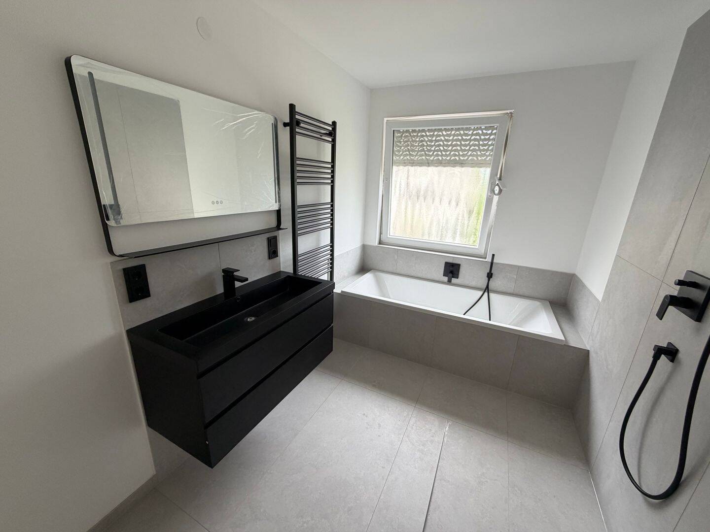 Erstbezug nach umfassender Renovierung: großzügige 4-Zimmer-Wohnung im 1. Obergeschoss mit Balkon