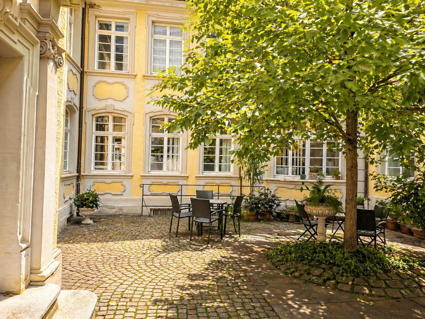 Residieren, wo Heidelberg am schönsten ist – stilvolle Altbauwohnung mit Innenhofidylle