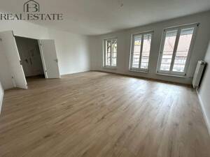 Großzügige Altbauwohnung in der Hegelstraße !