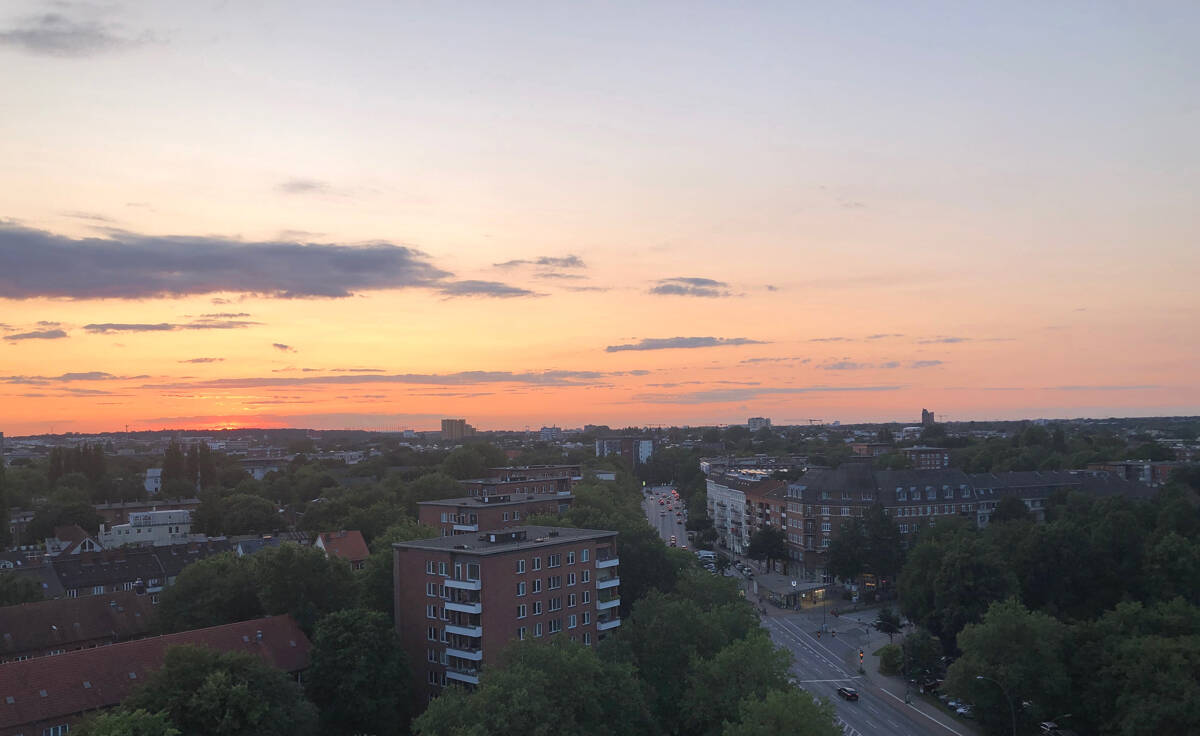 Frei werdendes Apartment mit Loggia im 14. OG mit Weitblick über die Dächer von Hamburg und 3 TG-Stellplätzen – 20259 Hamburg – Bild 1 von 9