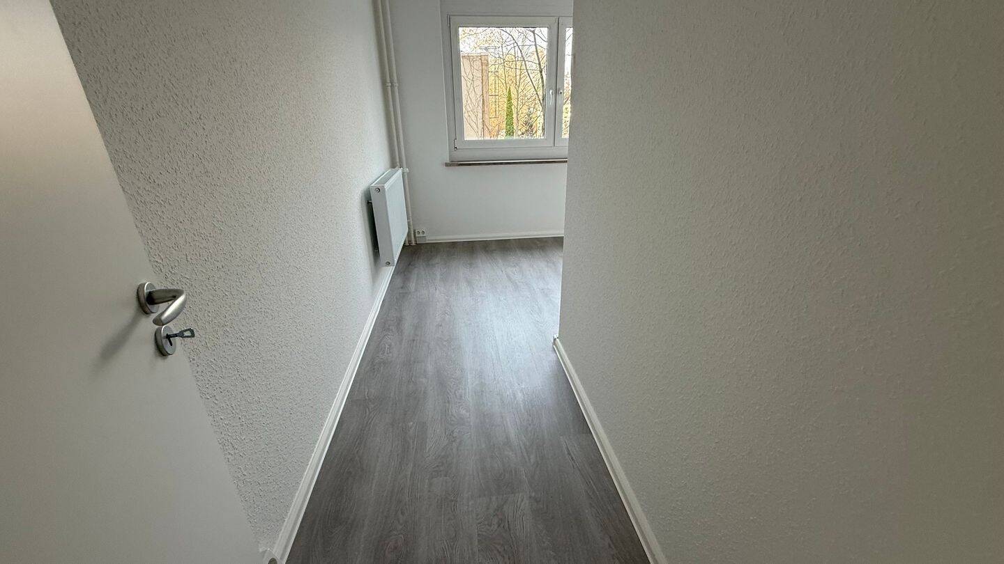 Modernem Bodenbelag - großer Südbalkon - Einbauküche mögl. ! – Chemnitz – Vorschaubild 7